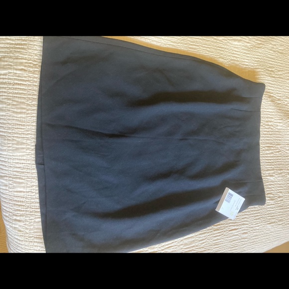 Liz Claiborne mid length black skirt - Picture 2 of 3